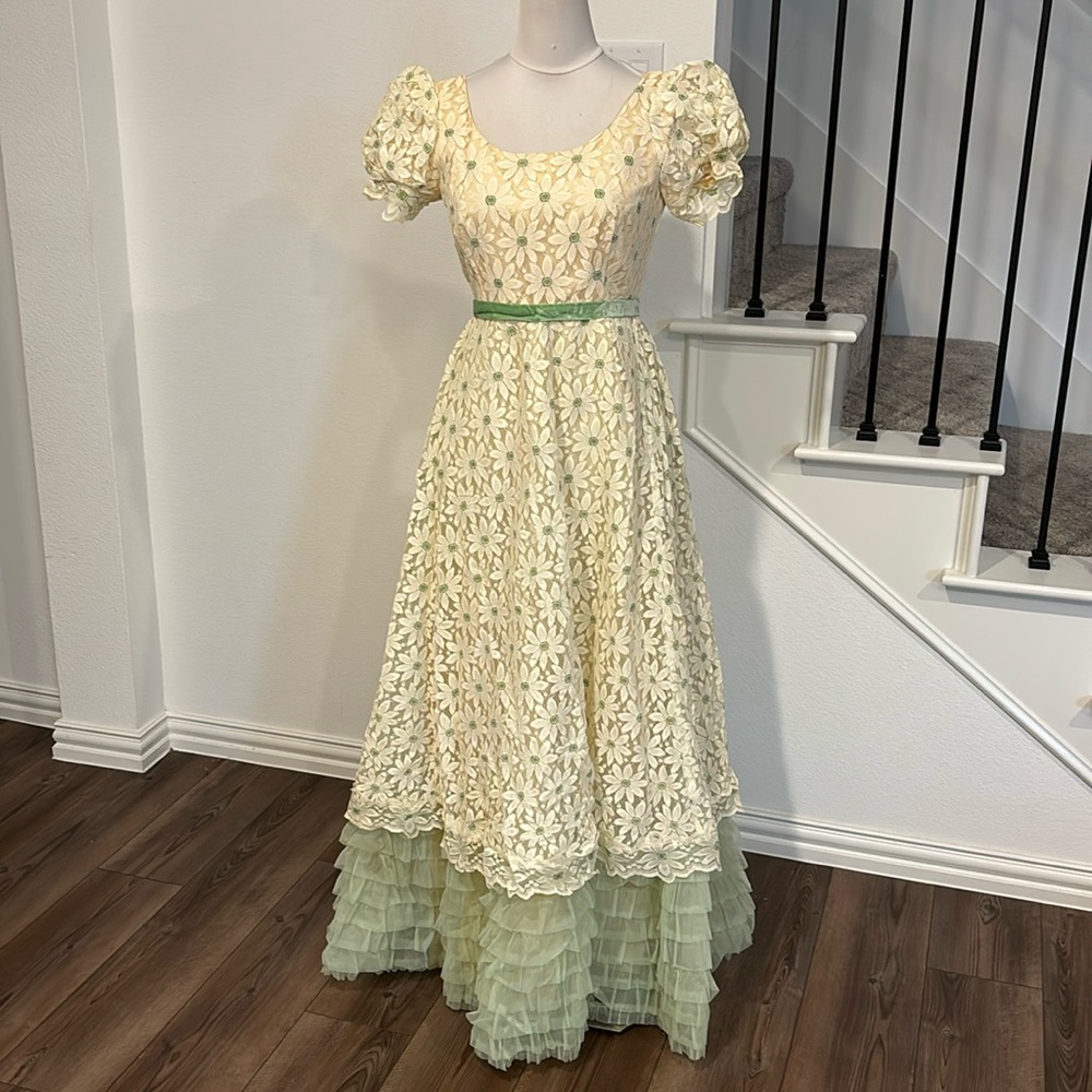 Nadine 1970’s Vintage floral daisy gown in size 6